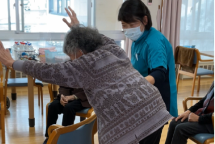トレーニング機器を使用する女性の老人