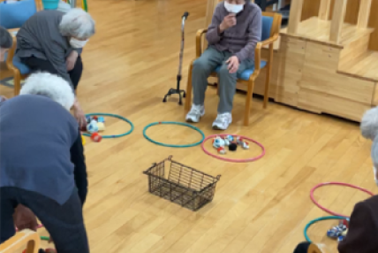 トレーニング機器を使用する女性の老人